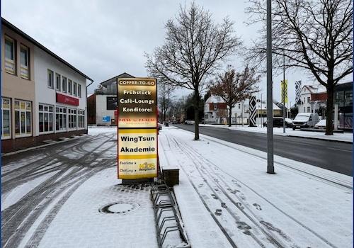 Werbepylon an der Straße