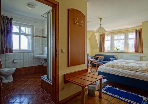 Zimmer und Bad im Obergeschoss