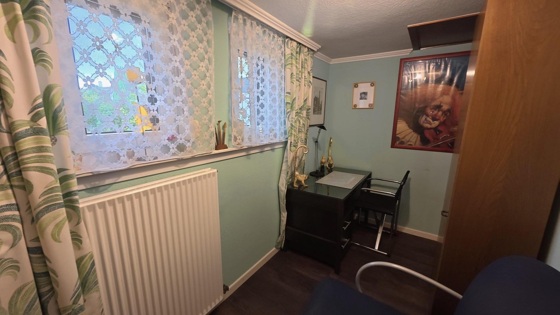 Kleines Zimmer (evtl. Büro)