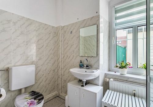 EG 1RWE Badezimmer mit Dusche