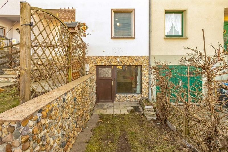 Separater Zugang zum Gewerberaum mit Schaufenster