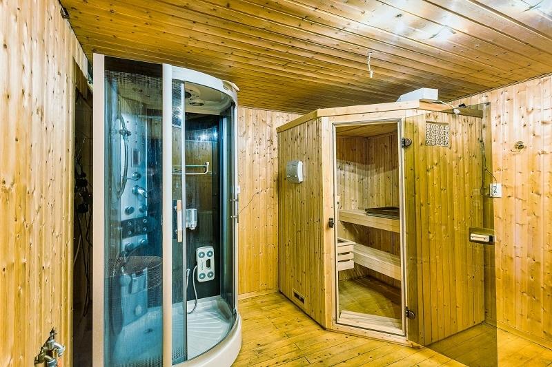 Wellnessraum mit Sauna