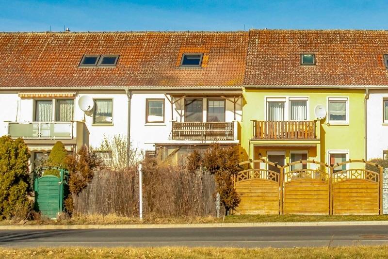 Hausansicht mit Garten