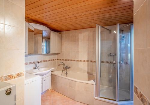 Bad mit Badewanne und Dusche