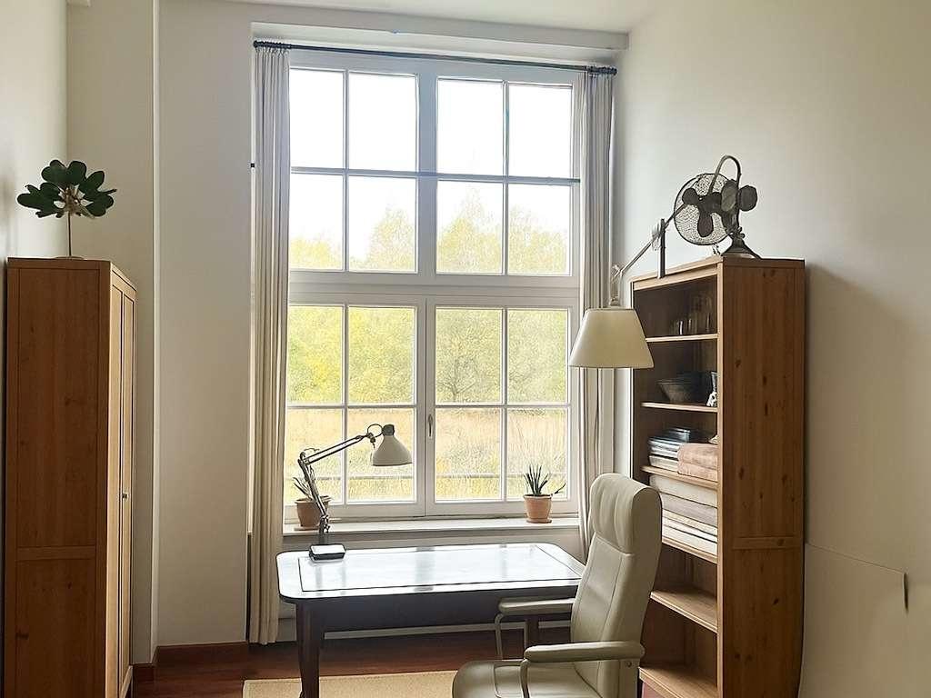 Helles Arbeitszimmer