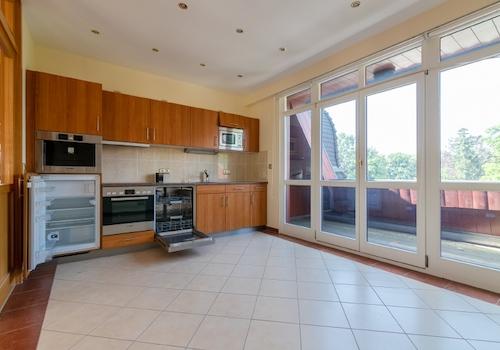 Küche im Obergeschoss mit Balkon