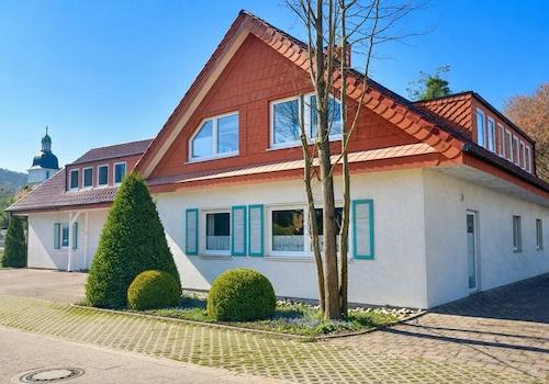 Fassade mit Stellplätzen