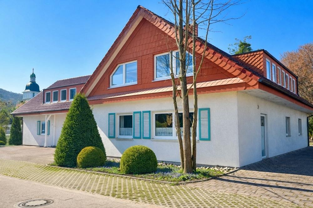 Fassade mit Stellplätzen