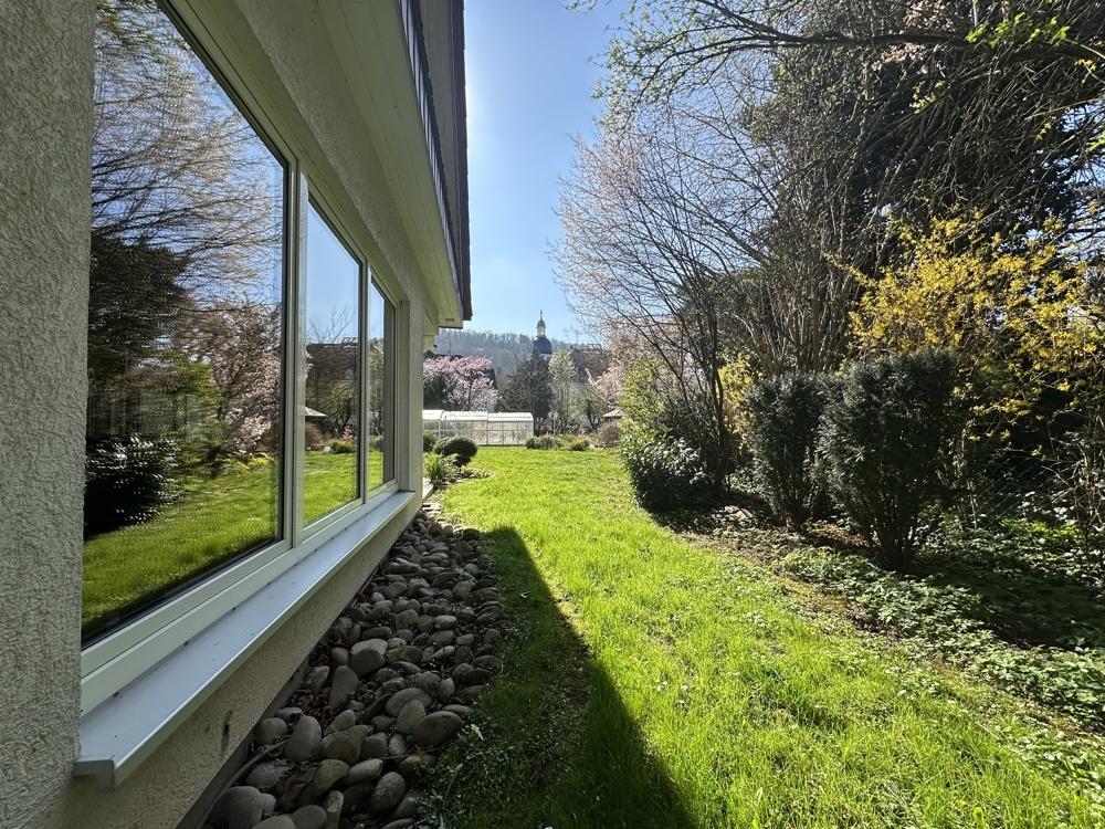 Fensterfront des Wohnzimmers