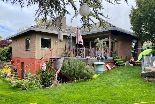 Hausansicht mit Garten