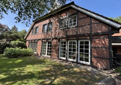 Bodentiefe Fenster und vorgesetztes Fachwerk