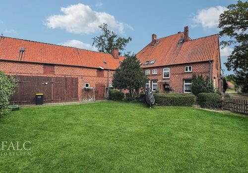 Grundstück mit Stallungen