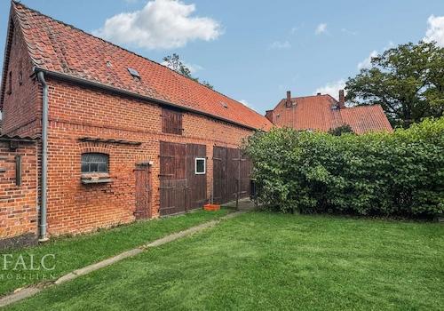 Grundstück mit Stallungen