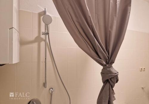 Badewanne mit Duschabtrennung