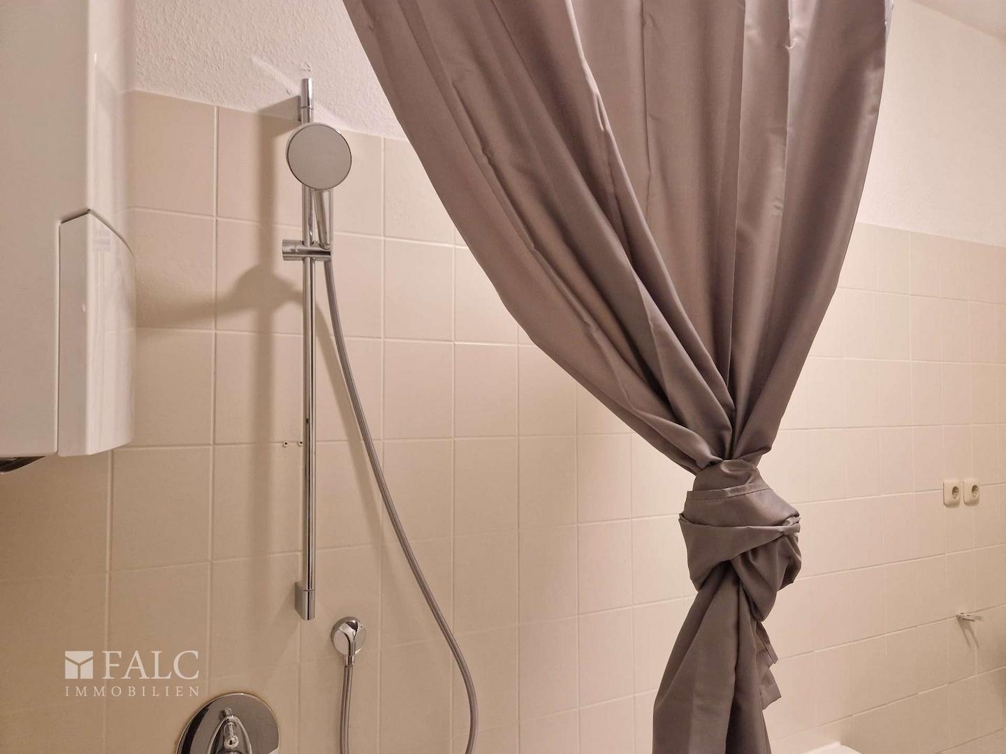 Badewanne mit Duschabtrennung