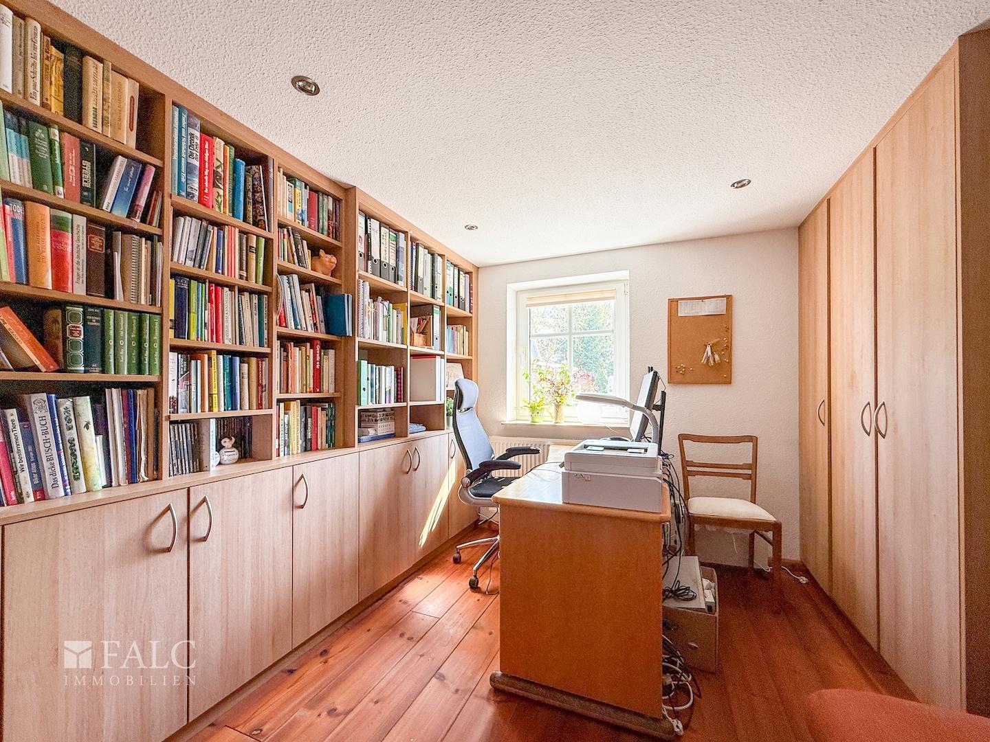 Büro mit Einbauschrank