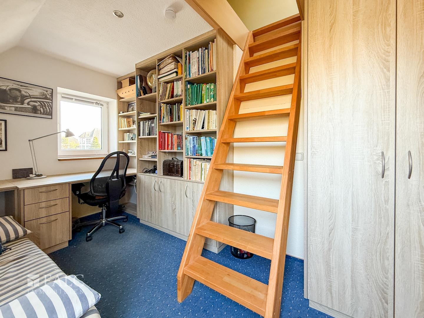 2. Kinderzimmer mit Zugang Spitzboden