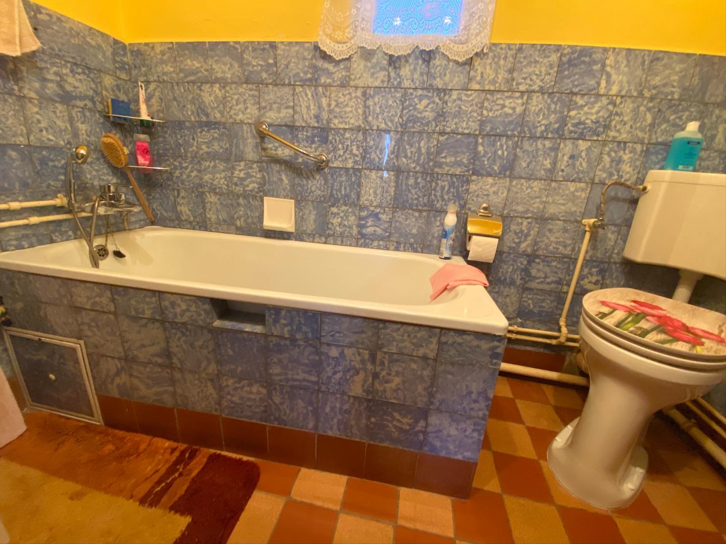 Bad mit Wanne und Fenster