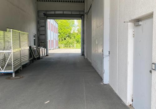 Zufahrt mit großen LKW im Kreisverkehr möglich