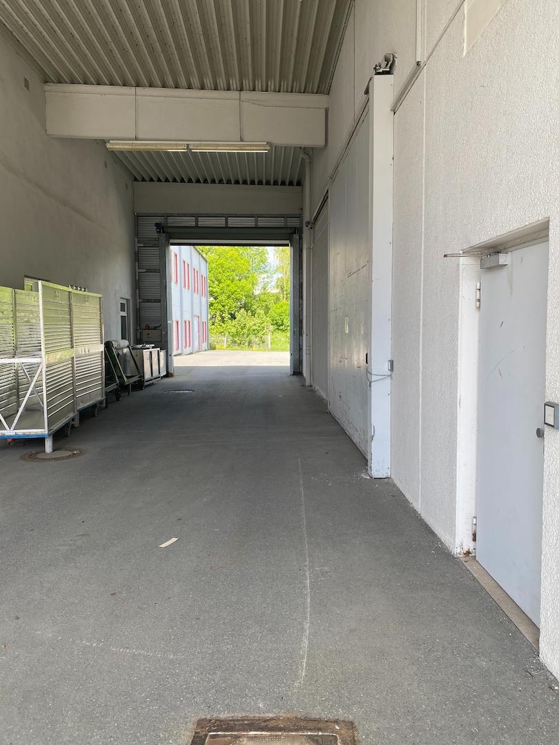 Zufahrt mit großen LKW im Kreisverkehr möglich