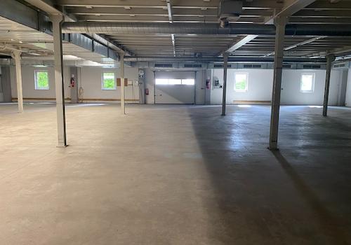 Elektrisches Tor im Erdgeschoss