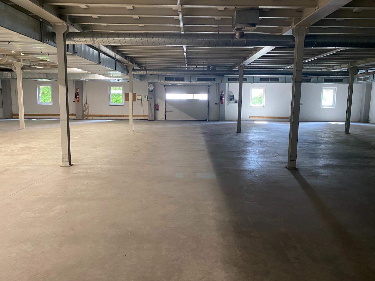 Elektrisches Tor im Erdgeschoss