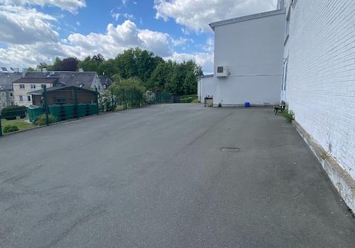 Blick zum Einfahrtstor