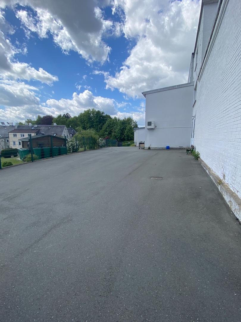 Blick zum Einfahrtstor