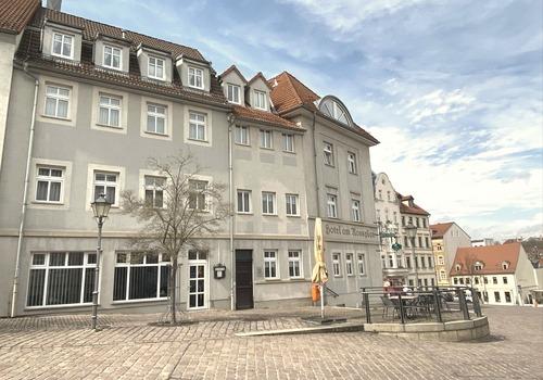 Seitenansicht des Hotels mit Außensitzflächen