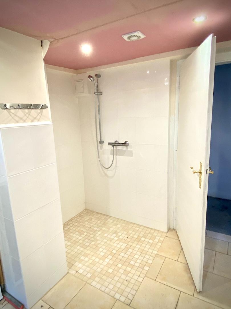 Moderne Dusche im Kellerbadezimmer