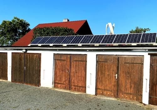 Nebengebäude mit Solar und Windkraft