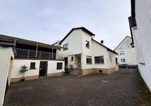 Hof und rückwärtige Ansicht