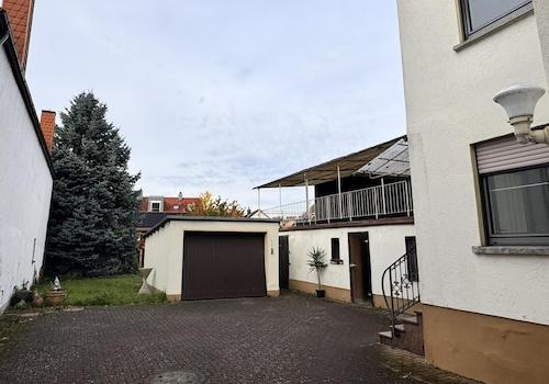 Zufahrt zum Hof, Nebengebäude