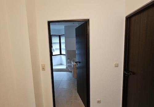 Sicht von Flur ins Traumbad