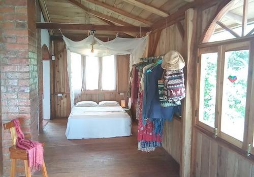 Schlafbereich mit Tür zum Bad