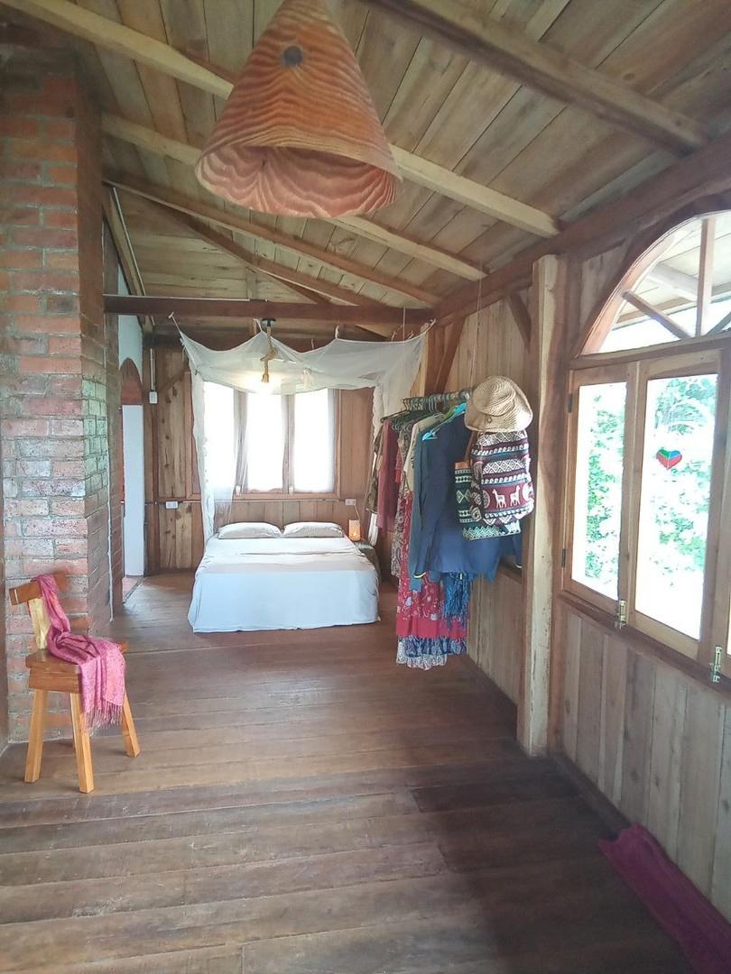 Schlafbereich mit Tür zum Bad