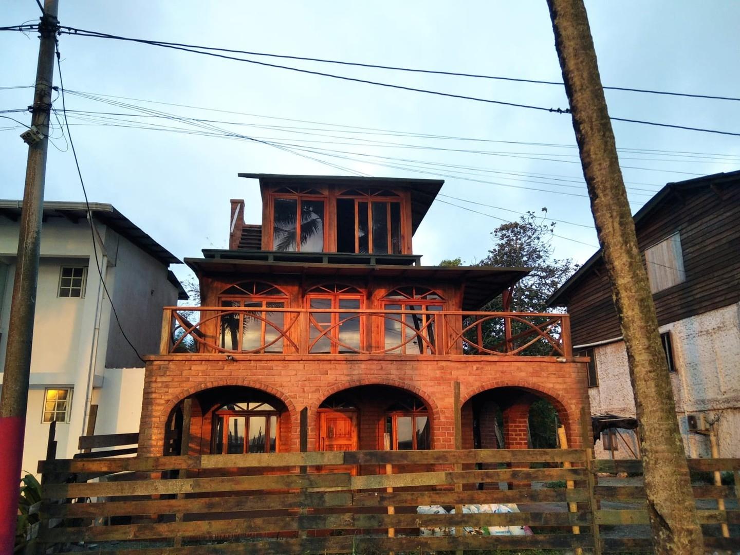 Frontansicht (mit Bauzaun)