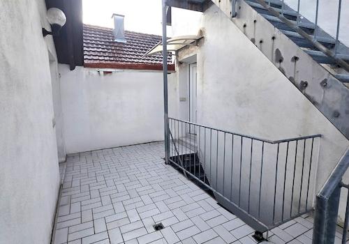 Wohnungseingang und gemeinsamer Freisitz