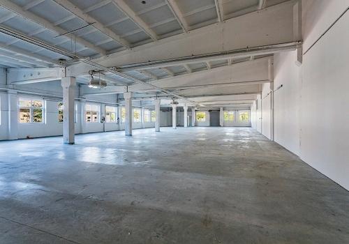 Halle mit Eingang (re)