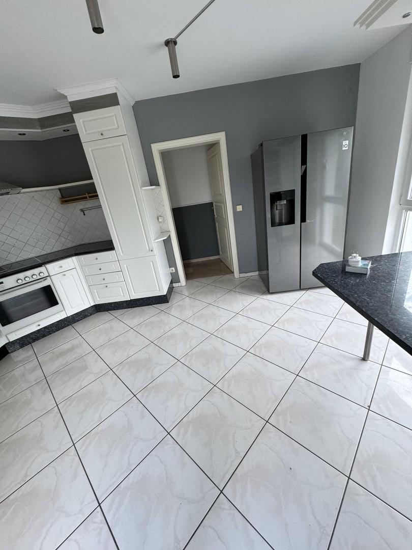 Einbau-Küche m. Kühlschrank