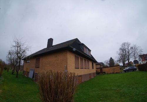 Ansicht mit Vorgarten