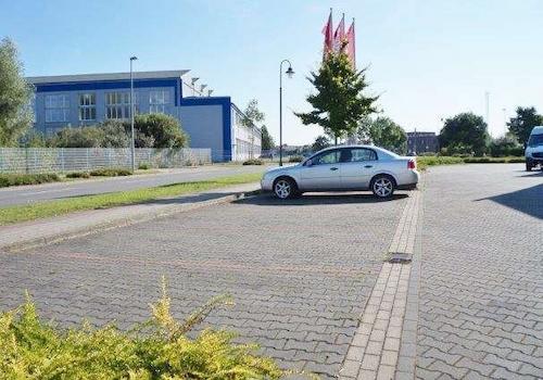 PKW-Stellplätze vor dem Objekt