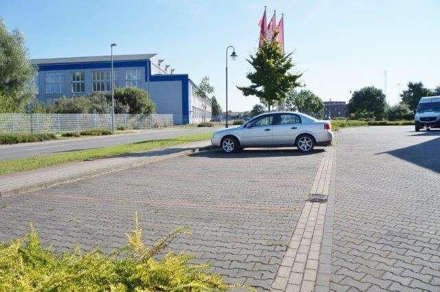 PKW-Stellplätze vor dem Objekt