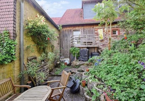 Gartenansicht und Terrasse (Wohnung 1)