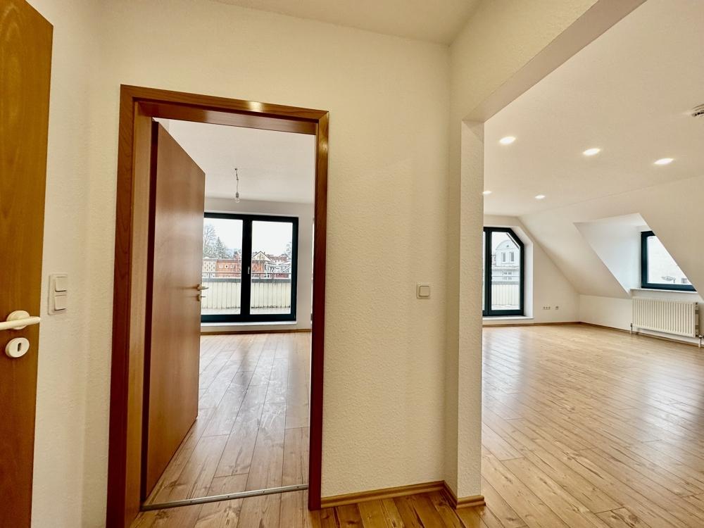 Blick in Wohn- und Arbeitszimmer