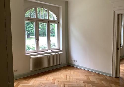 Lichtdurchflutetes Wohnzimmer