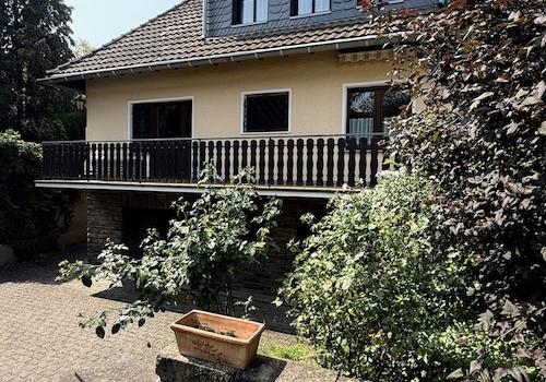 Ansicht mit Balkon und Garage