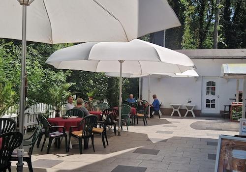 Terrasse mit drei Großschirmen