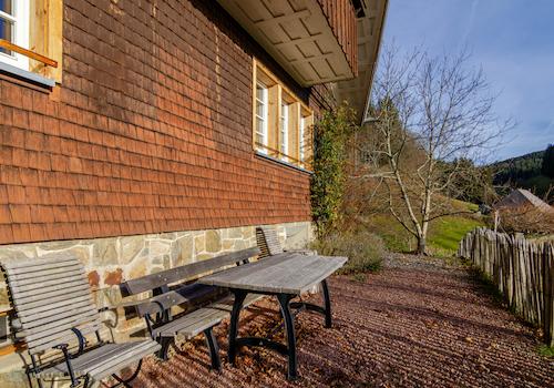 Sitzgelegenheiten rund um die Hotelanlage