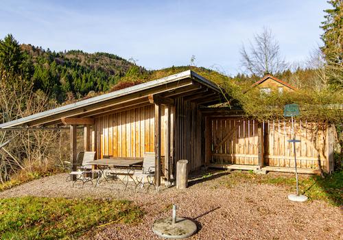 Sitzgelegenheiten an der Hütte